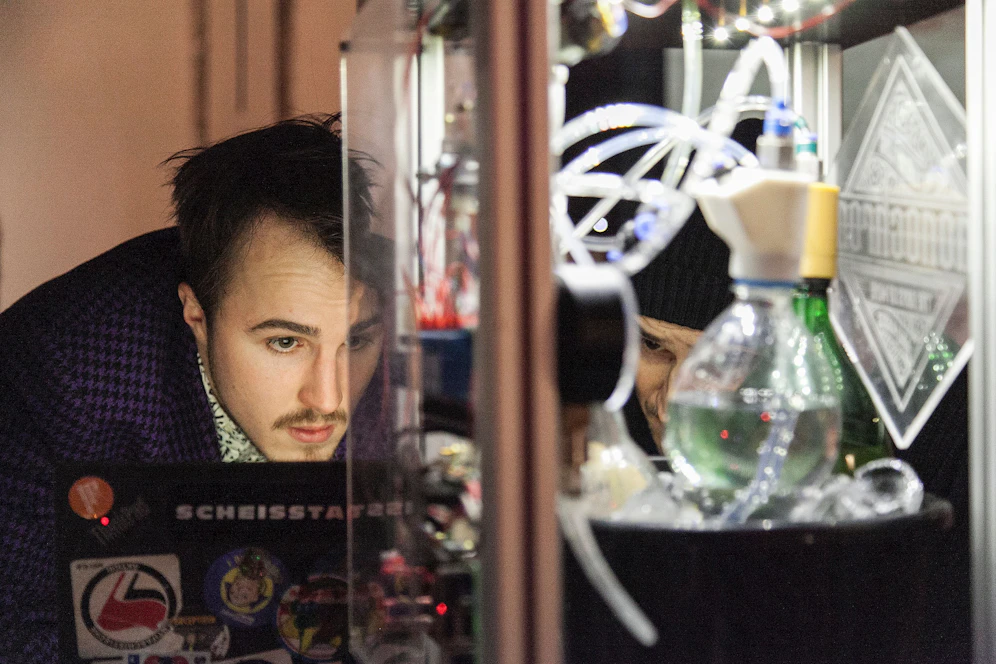 Willkommen in einer neuen Welt: Die Getränke beim Festival für Cocktailrobotik kommen – wie der Name verrät – direkt aus Roboterhand.