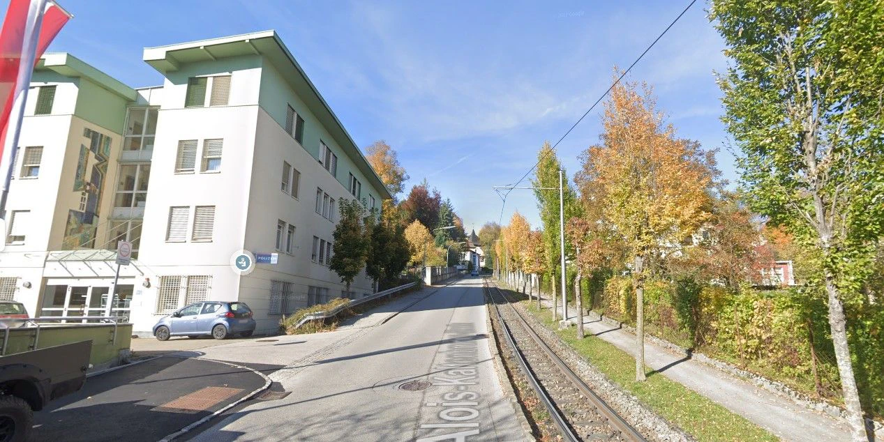 Hier geriet die Frau auf die Gleise, sie ging selbst zur Polizei, die bemerkte dann, dass sie betrunken war.