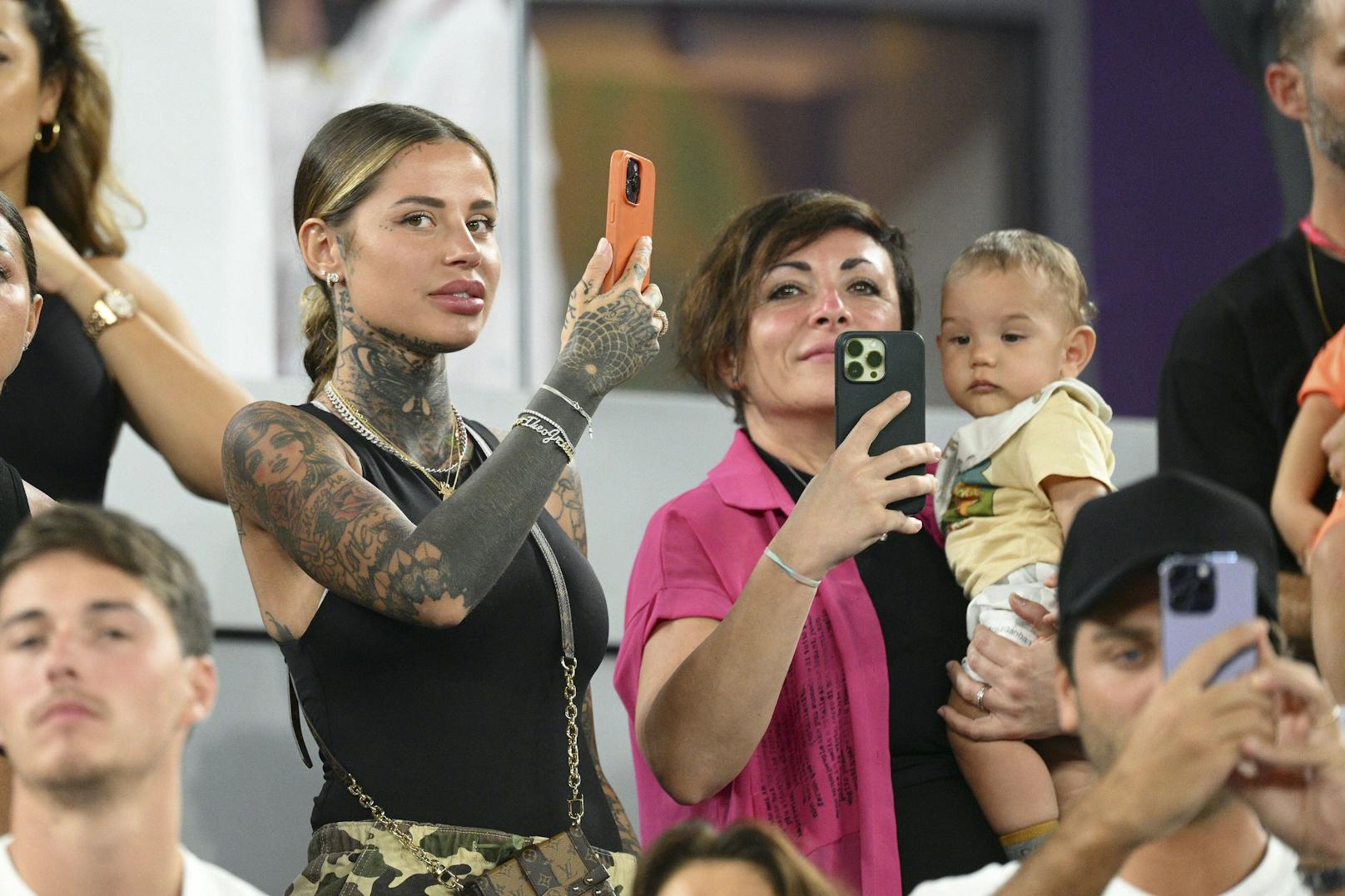 Zoe Cristofoli drückt ihrem Freund, Frankreich-Star Theo Hernandez bei der WM die Daumen.