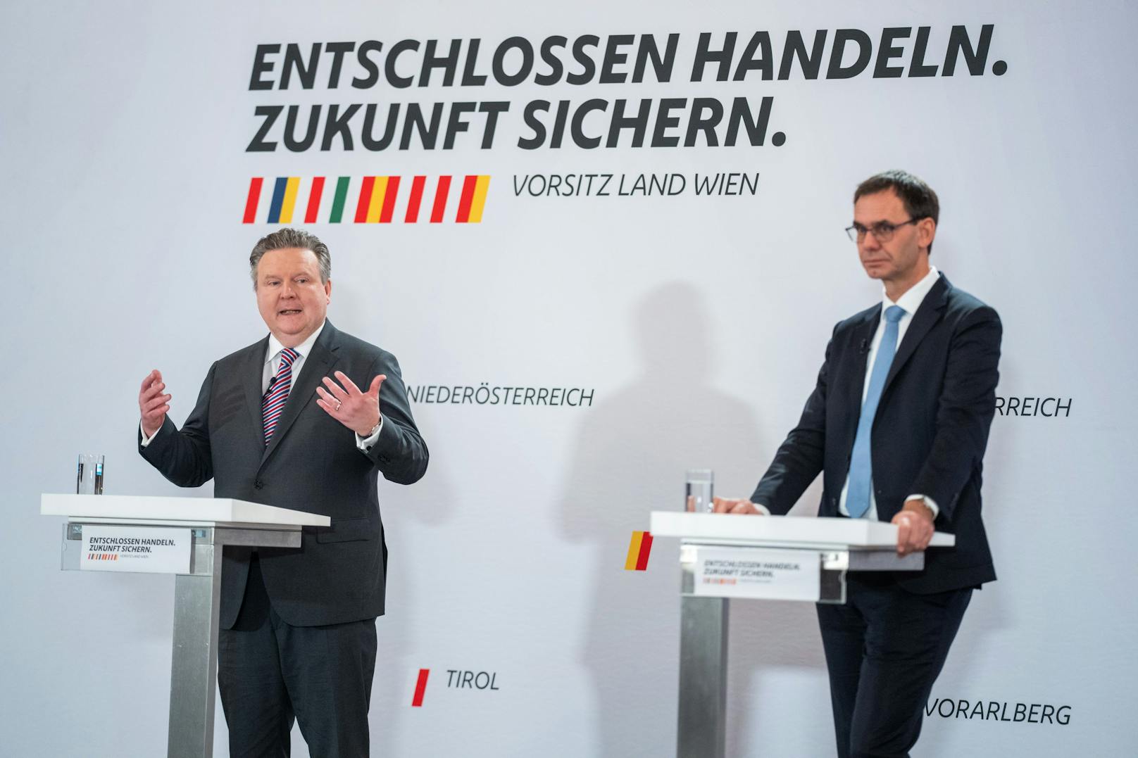 LH Michael Ludwig (SPÖ) und LH Markus Wallner (ÖVP) während der Pressekonferenz nach der Landeshauptleute-Konferenz.