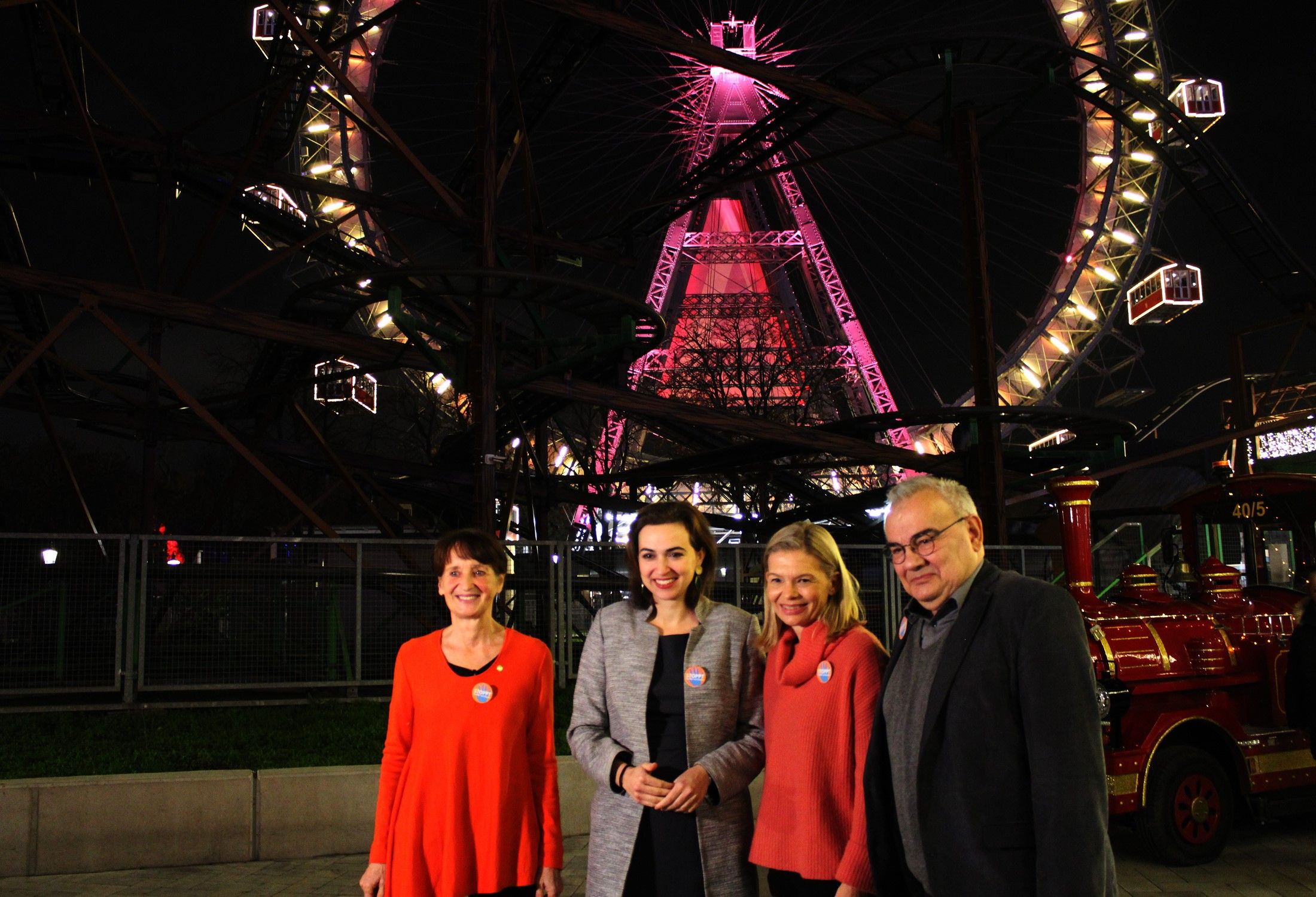 Stopp Gewalt an Frauen. Das Riesenrad in orangem Licht anlässlich der Kampagne Orange the World. Die Aktion wurde von Soroptimist International Austria initiiert.