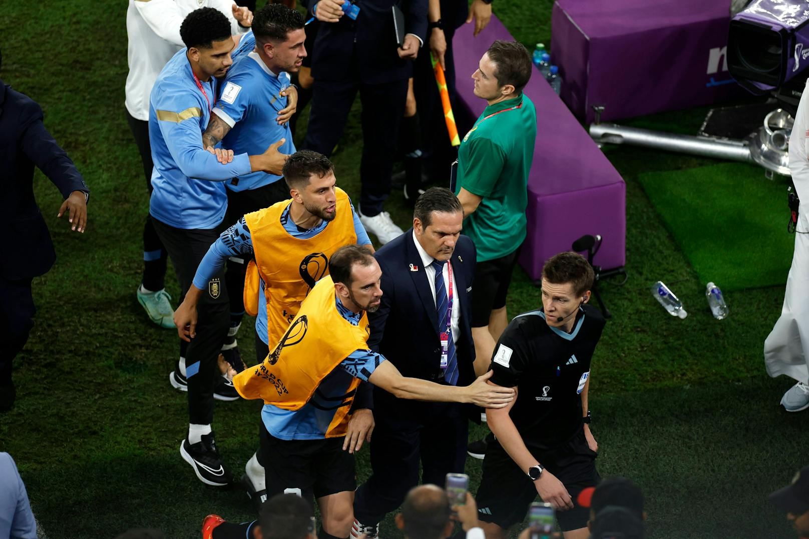 Schiedsrichter Daniel Siebert wurde nach dem Ausscheiden Uruguays von mehreren Spielern umzingelt. 