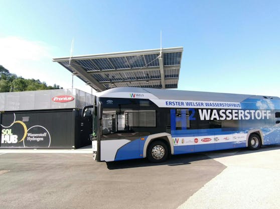 Ein österreichischer Wasserstoff-Bus im täglichen Linienverkehr. Der Bus fährt mit einem Treibstoff, der aus grünem Strom erzeugt wurde.