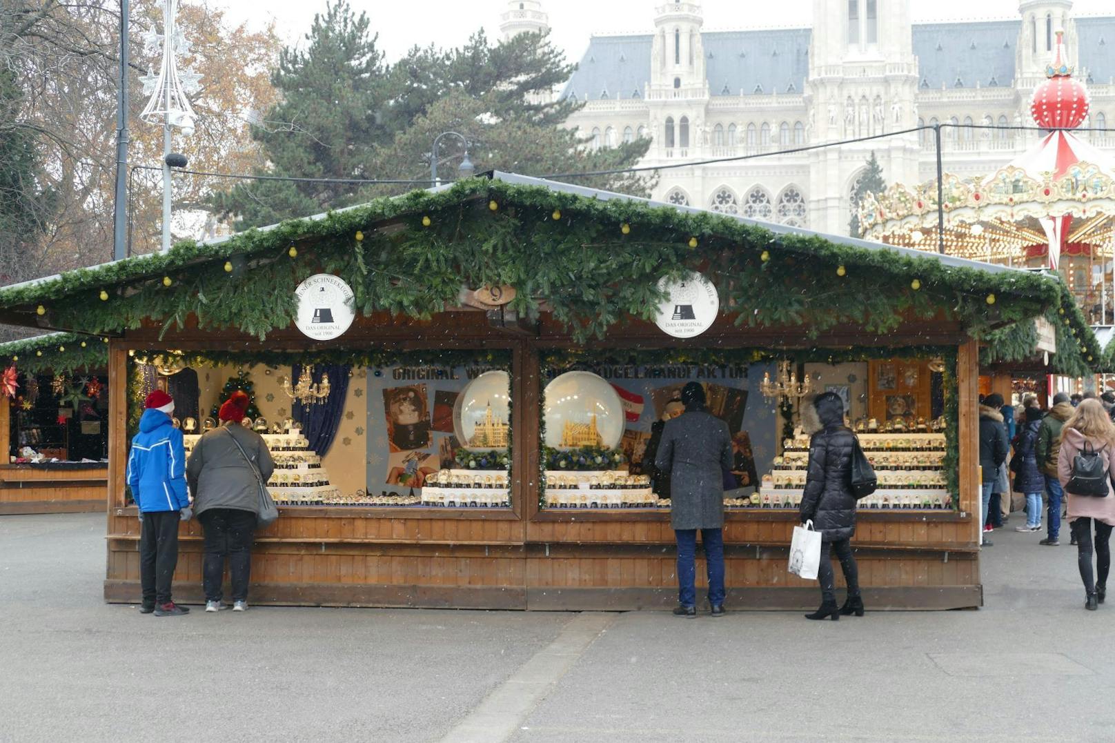 Weihnachtliche Stimmung bei leichtem Schneefall am Wiener Christkindlmarkt, 2. Dezember 2022.