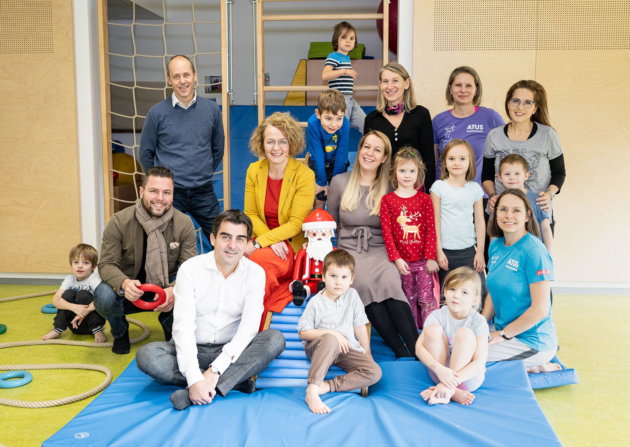 Bildungslandesrätin Christiane Teschl-Hofmeister und Bürgermeister Christian Gepp überzeugten sich beim Besuch des Kindergartens in Korneuburg von den Inhalten der „Täglichen Bewegungseinheit“ für die Kindergartenkinder 