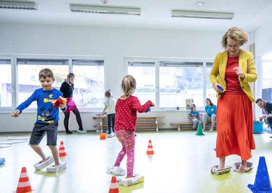 Bildungslandesrätin Christiane Teschl-Hofmeister beim Besuch des Kindergartens in Korneuburg.