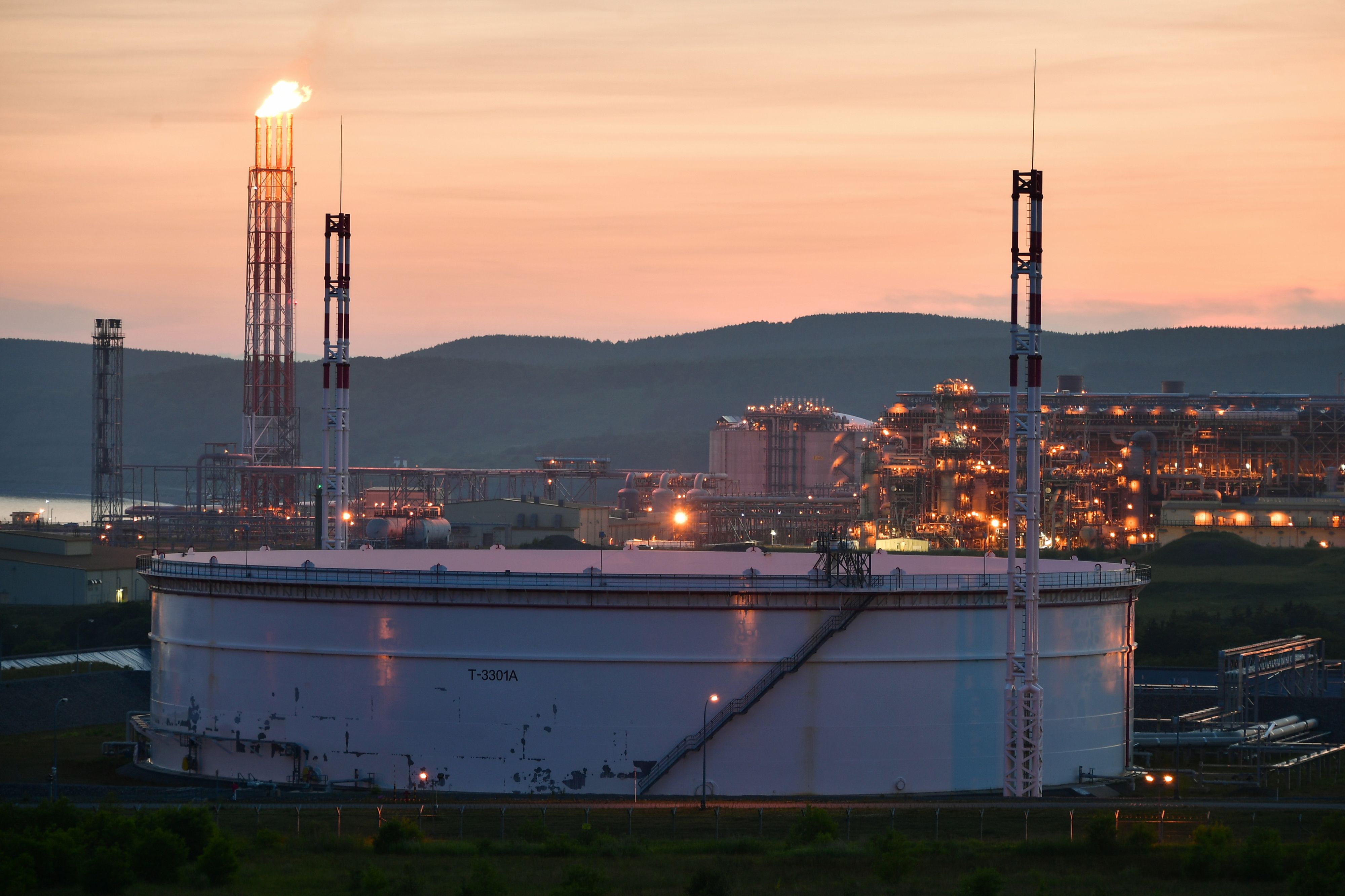 Um die russischen Einnahmen aus dem Öl-Export zu minimieren und gleichzeitig für eine Entspannung an den Energiemärkten zu sorgen, haben sich die EU-Staaten nach langem Ringen auf einen Preisdeckel für russisches Erdöl geeinigt