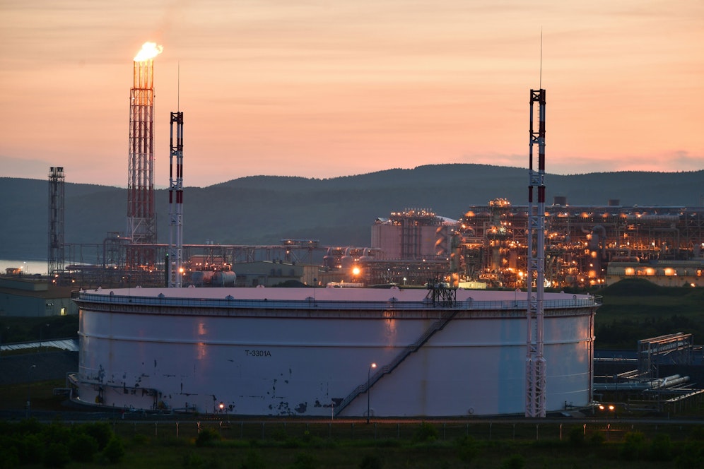 Um die russischen Einnahmen aus dem Öl-Export zu minimieren und gleichzeitig für eine Entspannung an den Energiemärkten zu sorgen, haben sich die EU-Staaten nach langem Ringen auf einen Preisdeckel für russisches Erdöl geeinigt