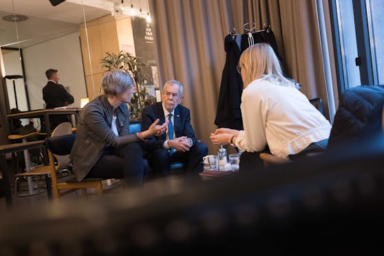 Alexander Van der Bellen im Gespräch mit Geschäftsführerinnen Elisabeth Hammer und Daniela Unterholzner im neunerhaus.