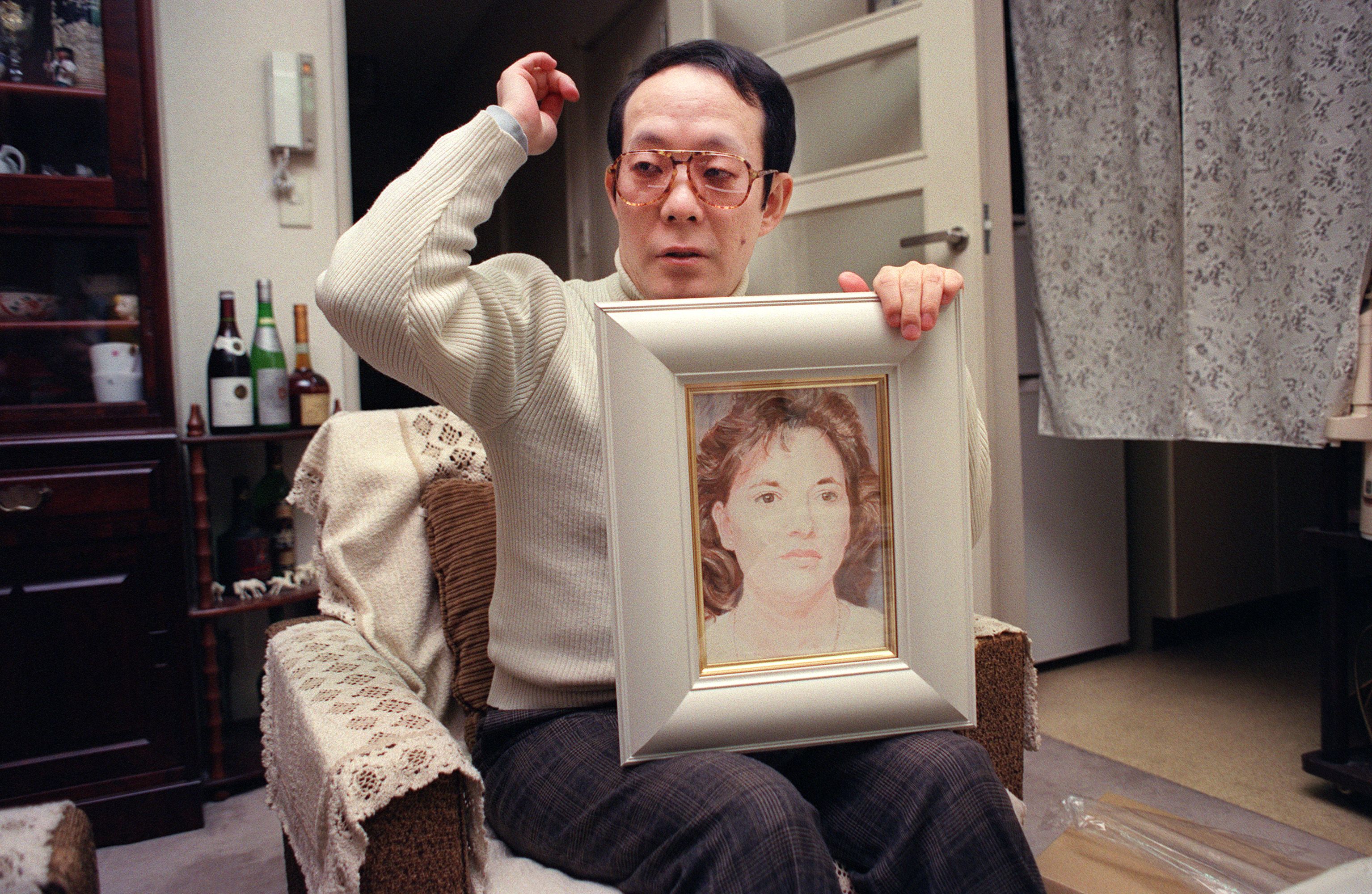 Download von www.picturedesk.com am 02.12.2022 (10:48).  Former Japanese student, Issei Sagawa, 42, murderer of Dutch student Renée Hartevelt, holding one of his pictures featuring a Western woman, meets with an AFP journalist on February 05, 1992, in his bachelor's apartment in Yokohama. Eleven years after making headlines for killing Dutch student Renée Hartevelt in Paris and then eating her, Iseei Sagawa is back to his native country, where he has become a bona fide media celebrity. ''I am no longer a cannibal, I want to live peacefully'' Segawa told AFP. French psychologists found him legally insane and unfit to stand trial and was extradited back to Japan. Found not guilty there by reason of insanity, he was declared mentally fit by Japanese psychiatrists in 1985. AFP PHOTO JUNJI KUROKAWA - 19920205_PD0011 - Rechteinfo: Rights Managed (RM) Nur fÃ¼r redaktionelle Nutzung! Werbliche Nutzung erfordert Freigabe: bitte schicken Sie uns eine Anfrage.