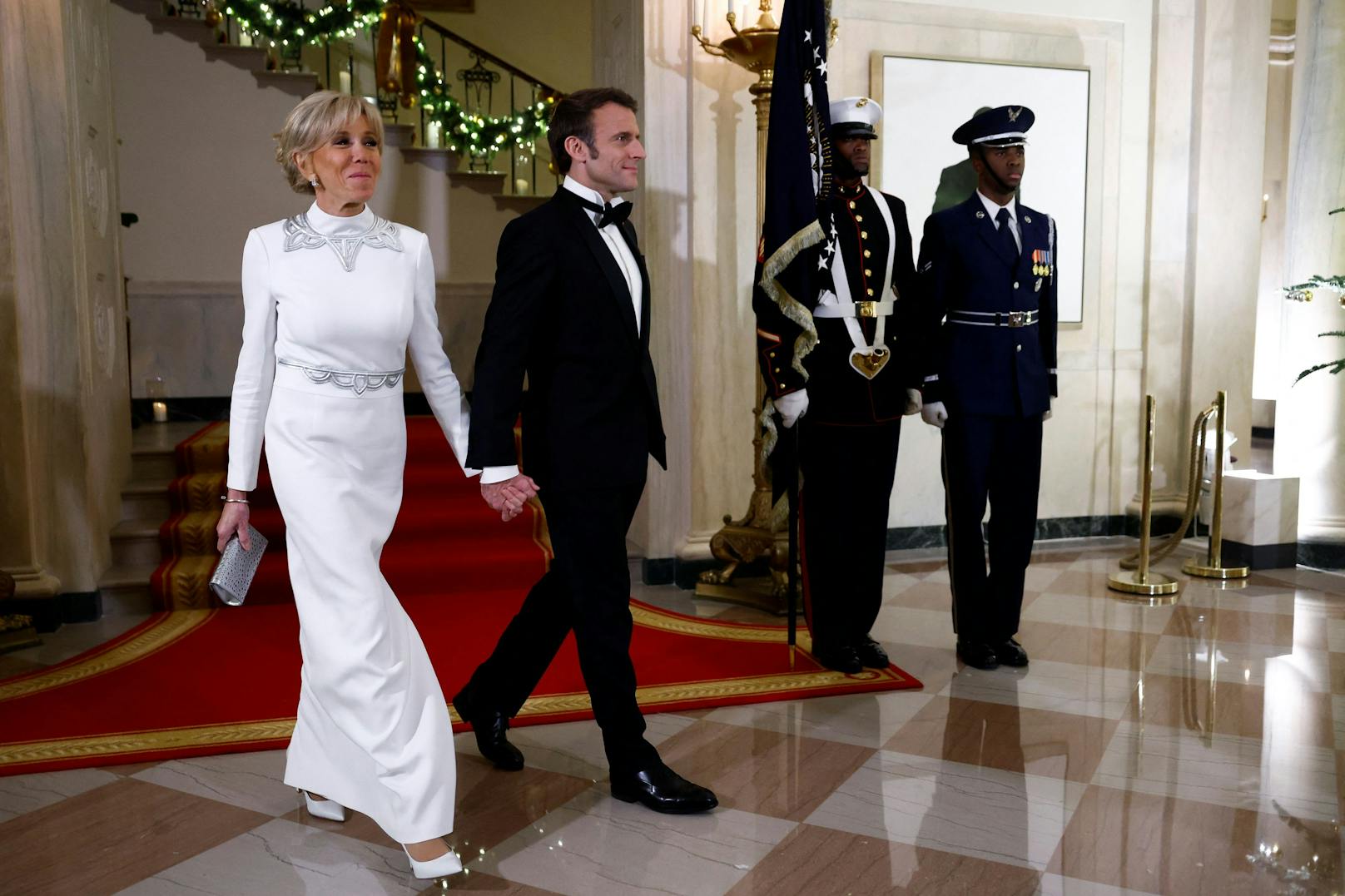 Im Anschluss folgte ein Staatsbankett, an dem auch die Ehefrauen der beiden Präsidenten, Jill Biden und Brigitte Macron, teilnahmen.
