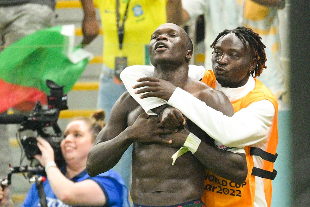 Vincent Aboubakar jubelte oberkörperfrei nach seinem Tor gegen Brasilien, flog dafür vom Platz. 