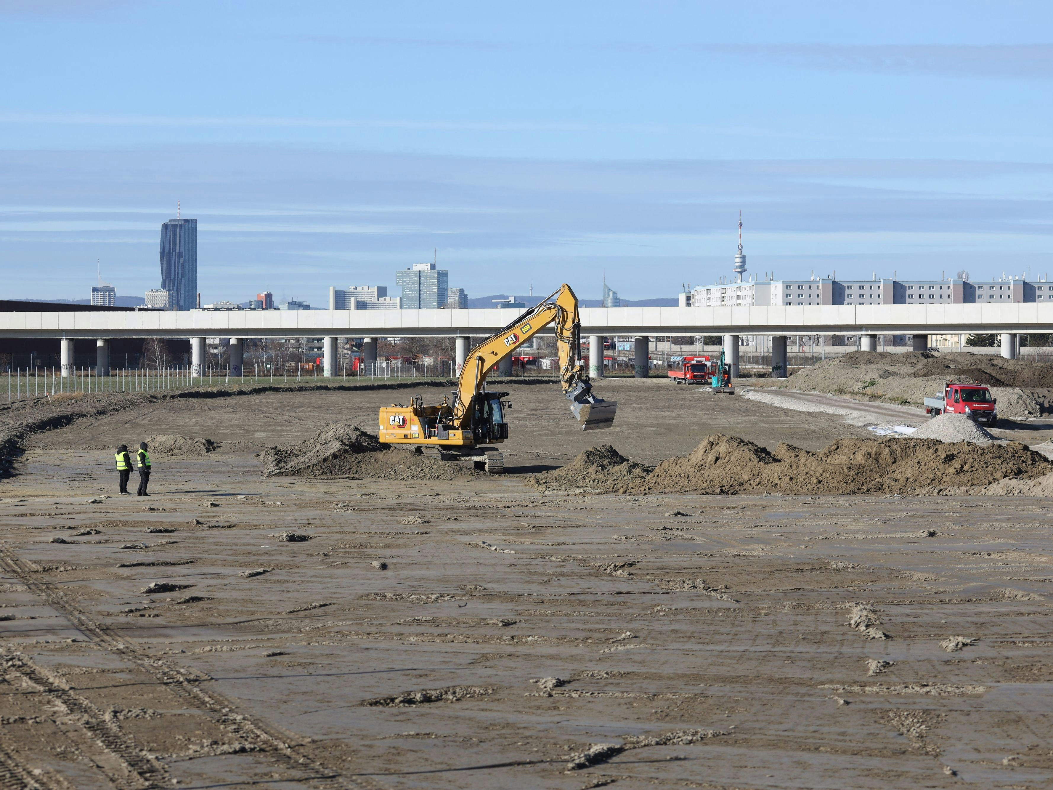 Download von www.picturedesk.com am 02.12.2022 (15:07).  Bauarbeiten zur Stadtstraße unter Security Aufsicht Wien, Hausfeld, 03. 02. 2022 Bauarbeiten zur 4 spurigen Stadtstraße durch das Stadtentwicklungsgebiet am Hausfeld - die zukünftigen Bewohner freuen sich schon über die 4 spurige Straße vorm Fenster Copyright Karl Schöndorfer TOPPRESS - 20220203_PD5539 - Rechteinfo: Rights Managed (RM)