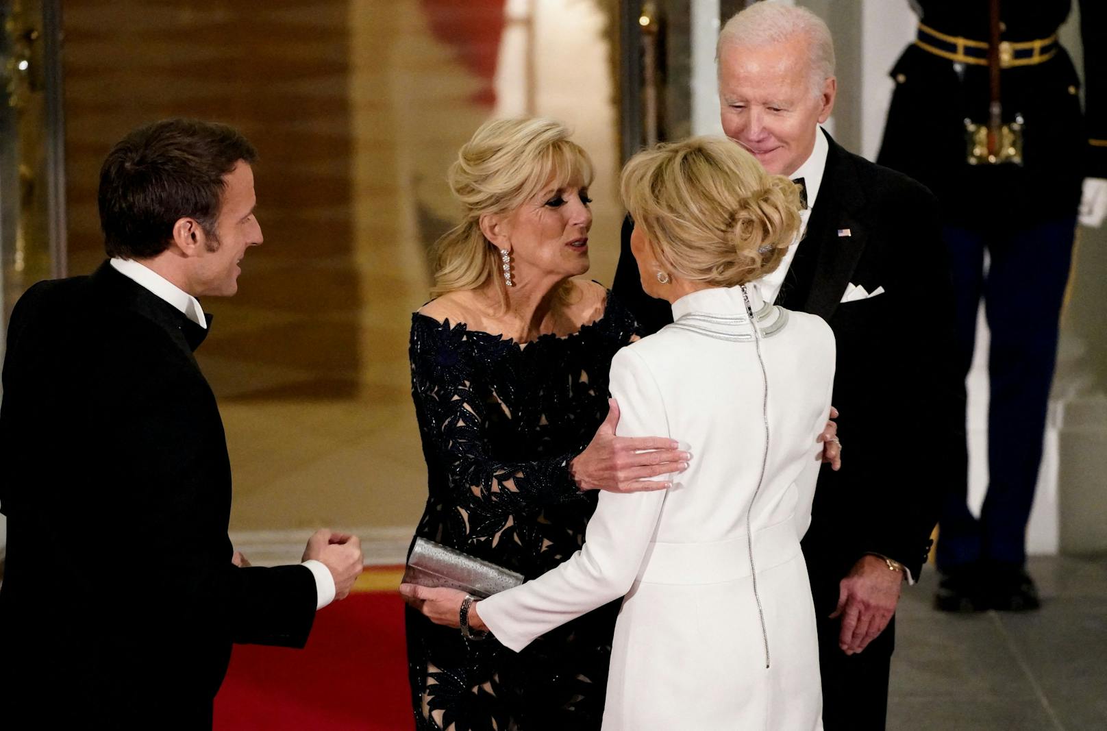 Im Anschluss folgte ein Staatsbankett, an dem auch die Ehefrauen der beiden Präsidenten, Jill Biden und Brigitte Macron, teilnahmen.