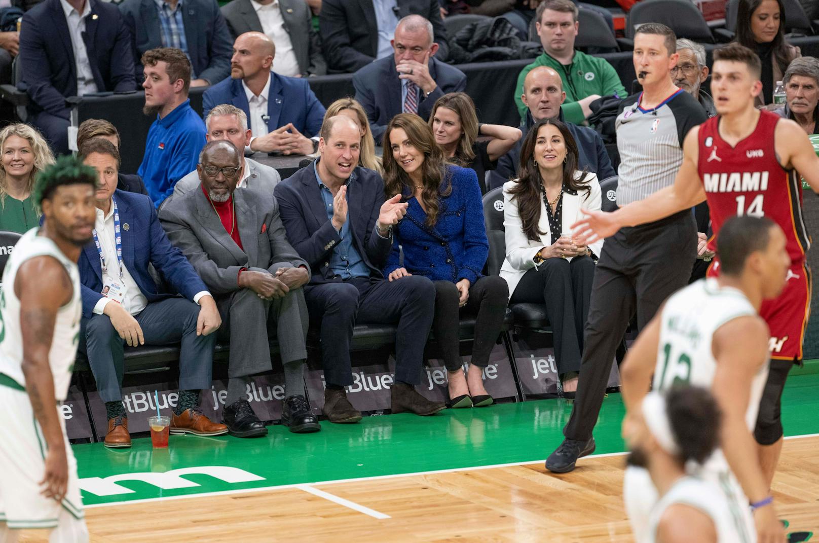 Sportlich unterwegs sind die Royals beim  Boston Celtics Basketball-Spiel. 