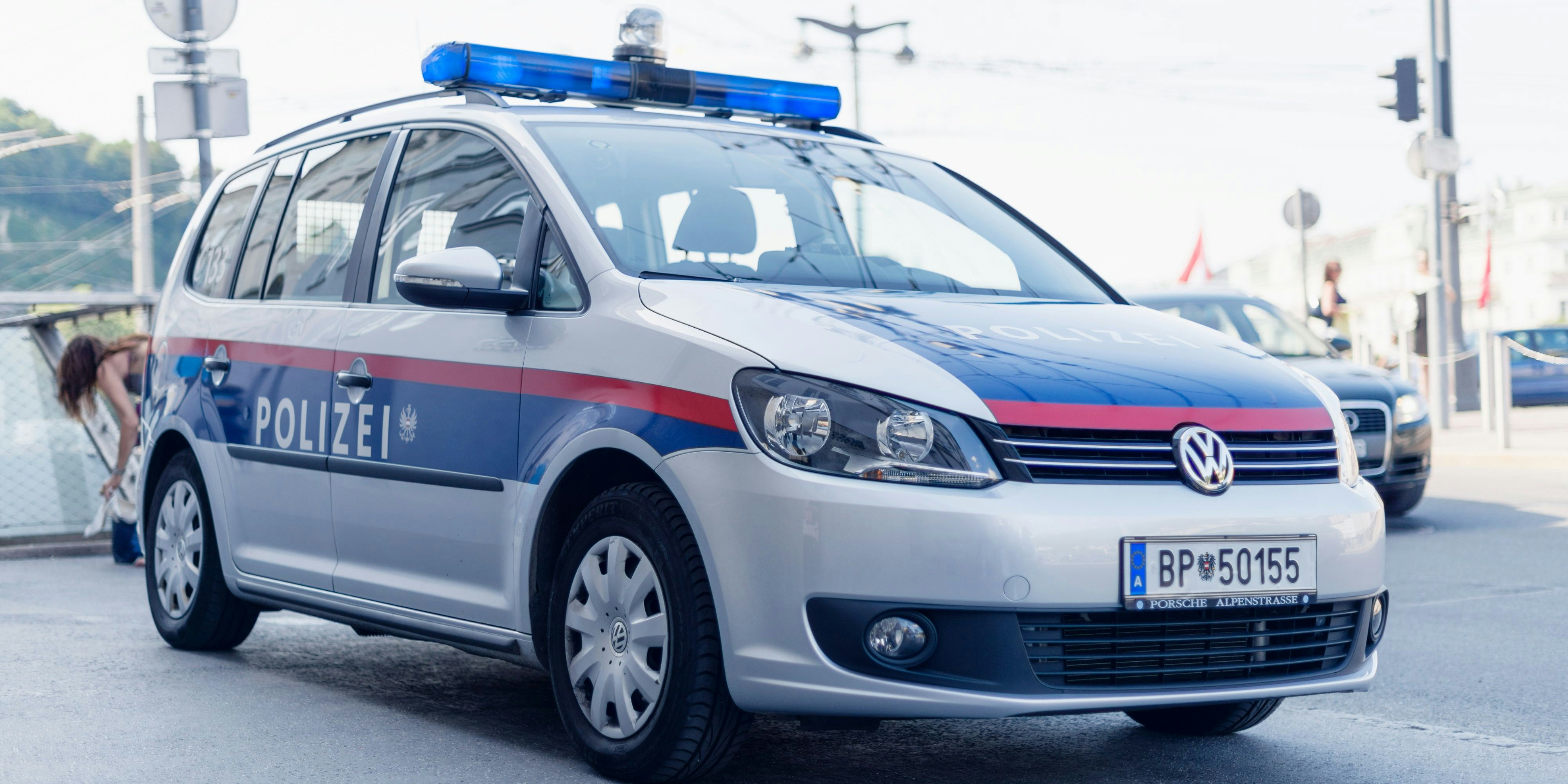 Beamte der Schnellen Interventionsgruppe kamen zufällig bei einem Raub vorbei. (Symbolbild)