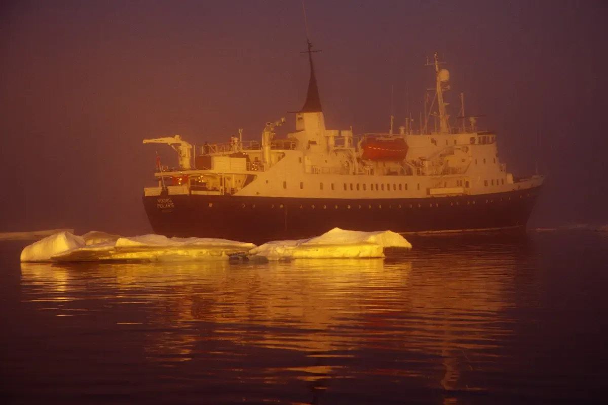 Die Welle habe die "Viking Polaris" mitten in einem schweren Sturm getroffen. 