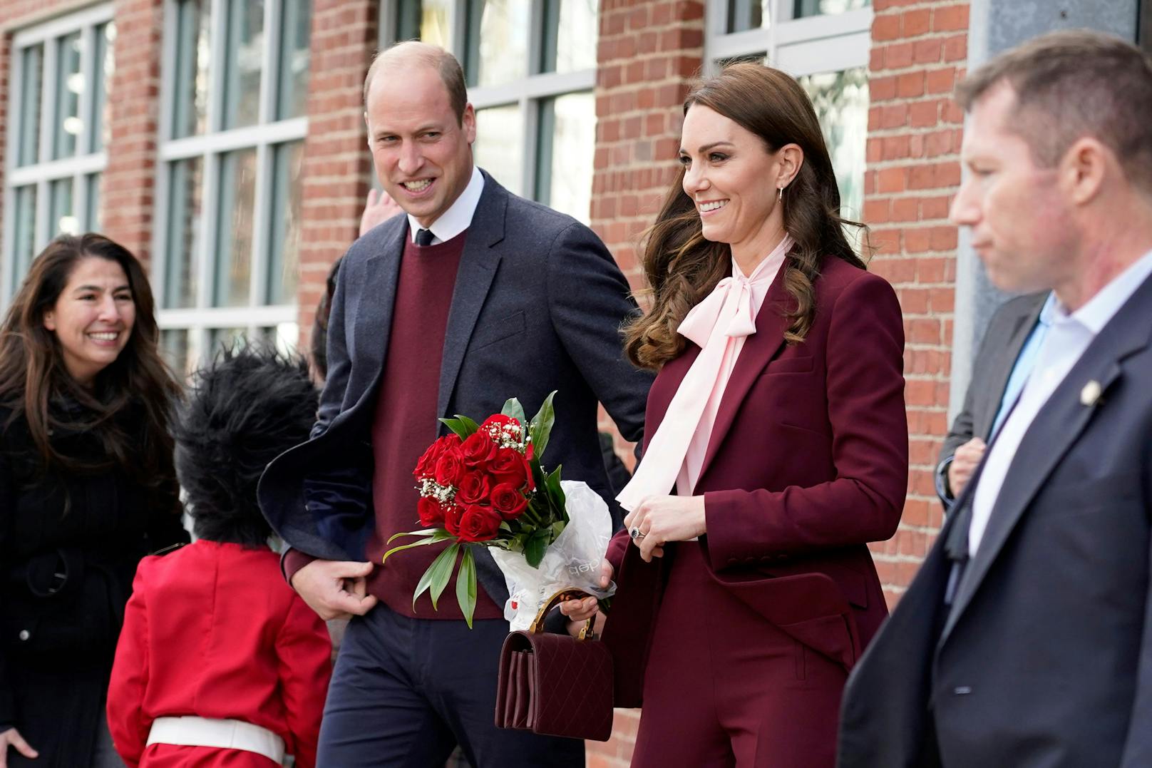 Prinzessin Kate bekommt Rosen von einem Kind überreicht. 