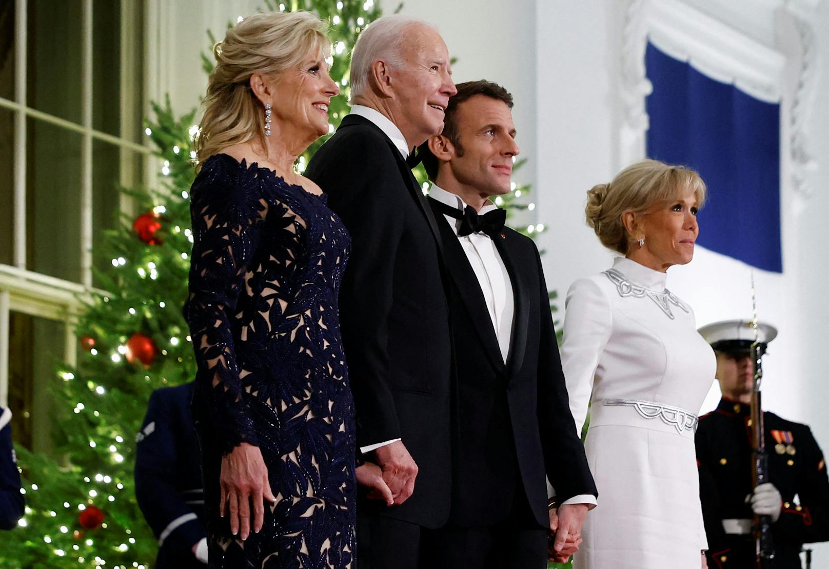 Im Anschluss folgte ein Staatsbankett, an dem auch die Ehefrauen der beiden Präsidenten, Jill Biden und Brigitte Macron, teilnahmen.