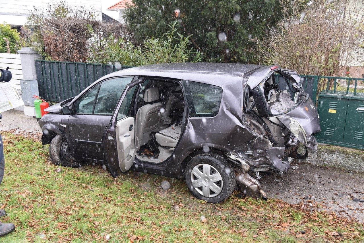 Der Lenker krachte gegen eine Gartenmauer und flüchtete.
