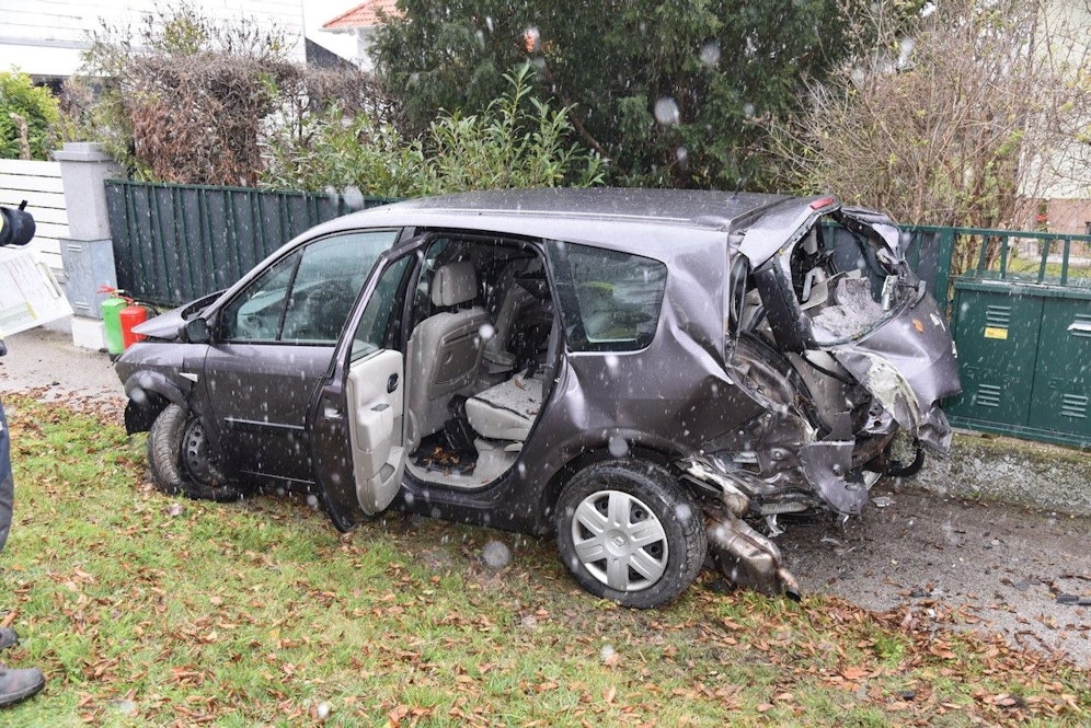 Der Lenker krachte gegen eine Gartenmauer und flüchtete.