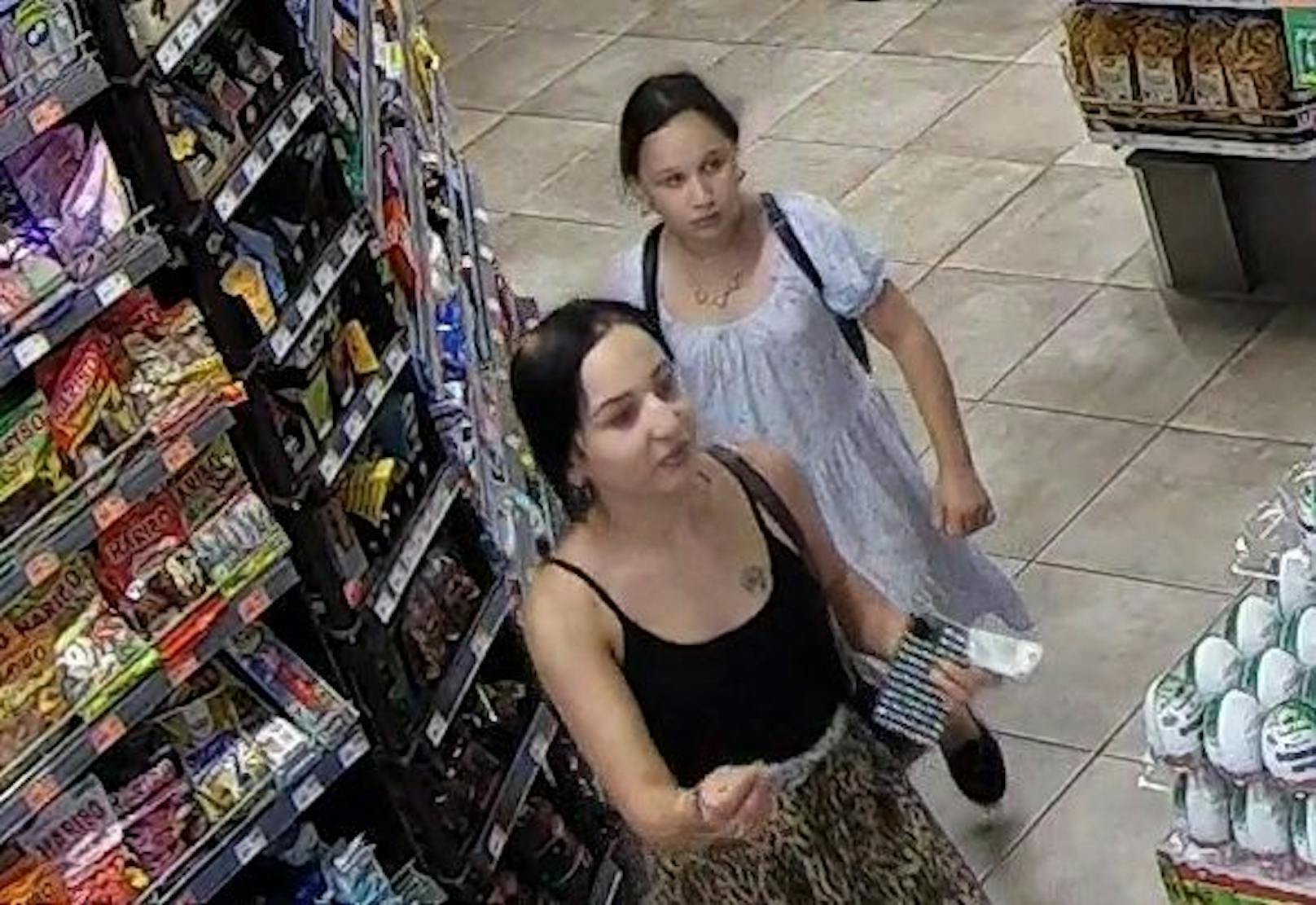 Diese beiden jungen Frauen stehen im Verdacht Mitte September 2022 Ladendiebstähle in Grazer Supermärkten begangen zu haben.