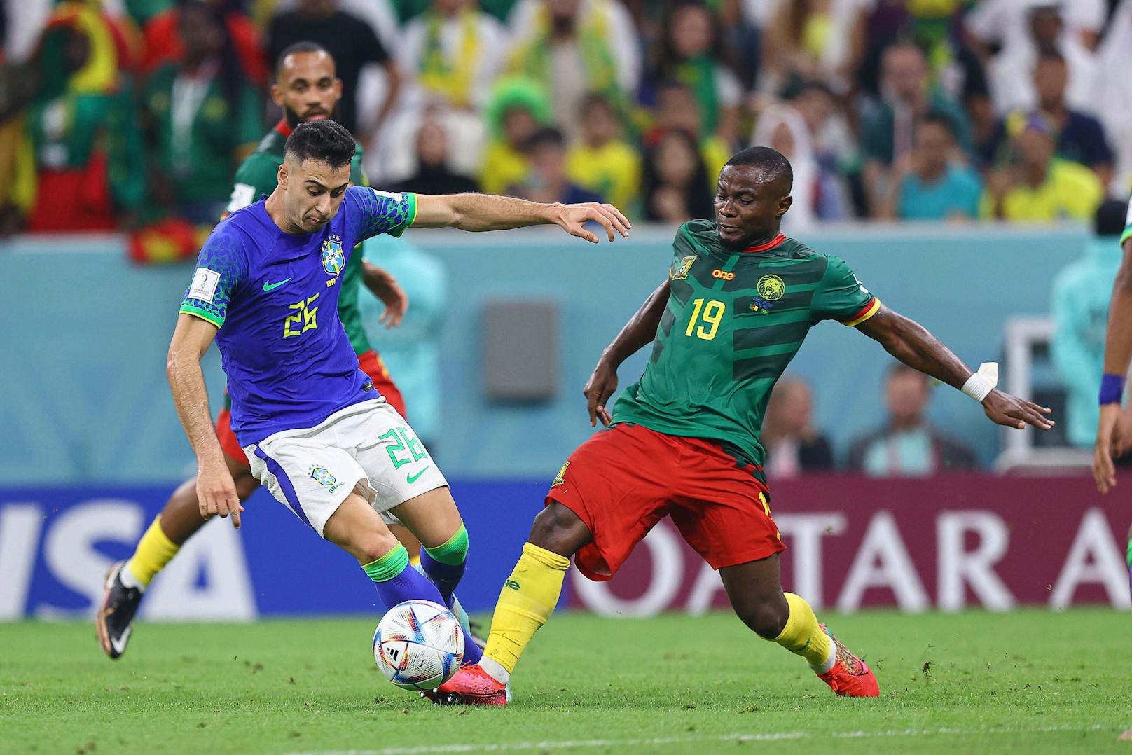 Brasiliens Gabriel Martinelli im Duell gegen Kamerun. 