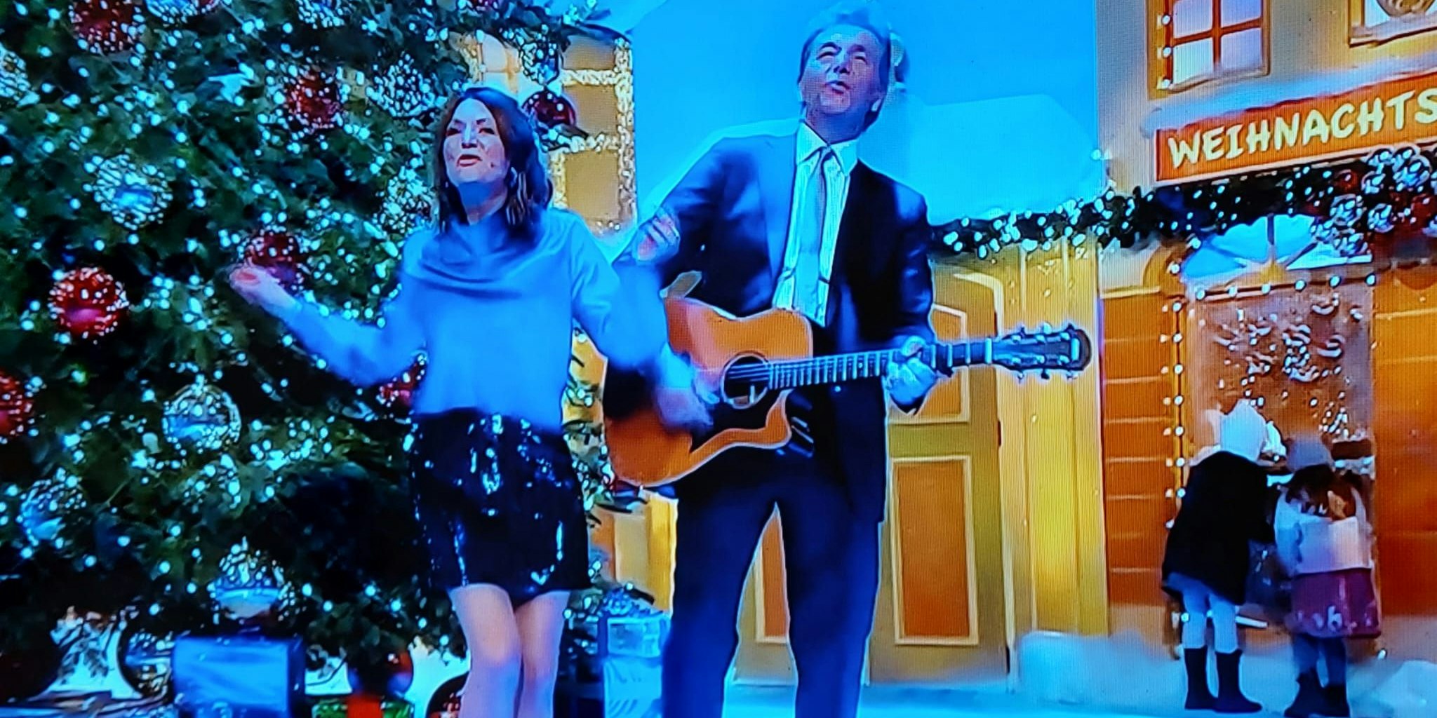 Ella Endlich mit ihrem Vater auf der Bühne.