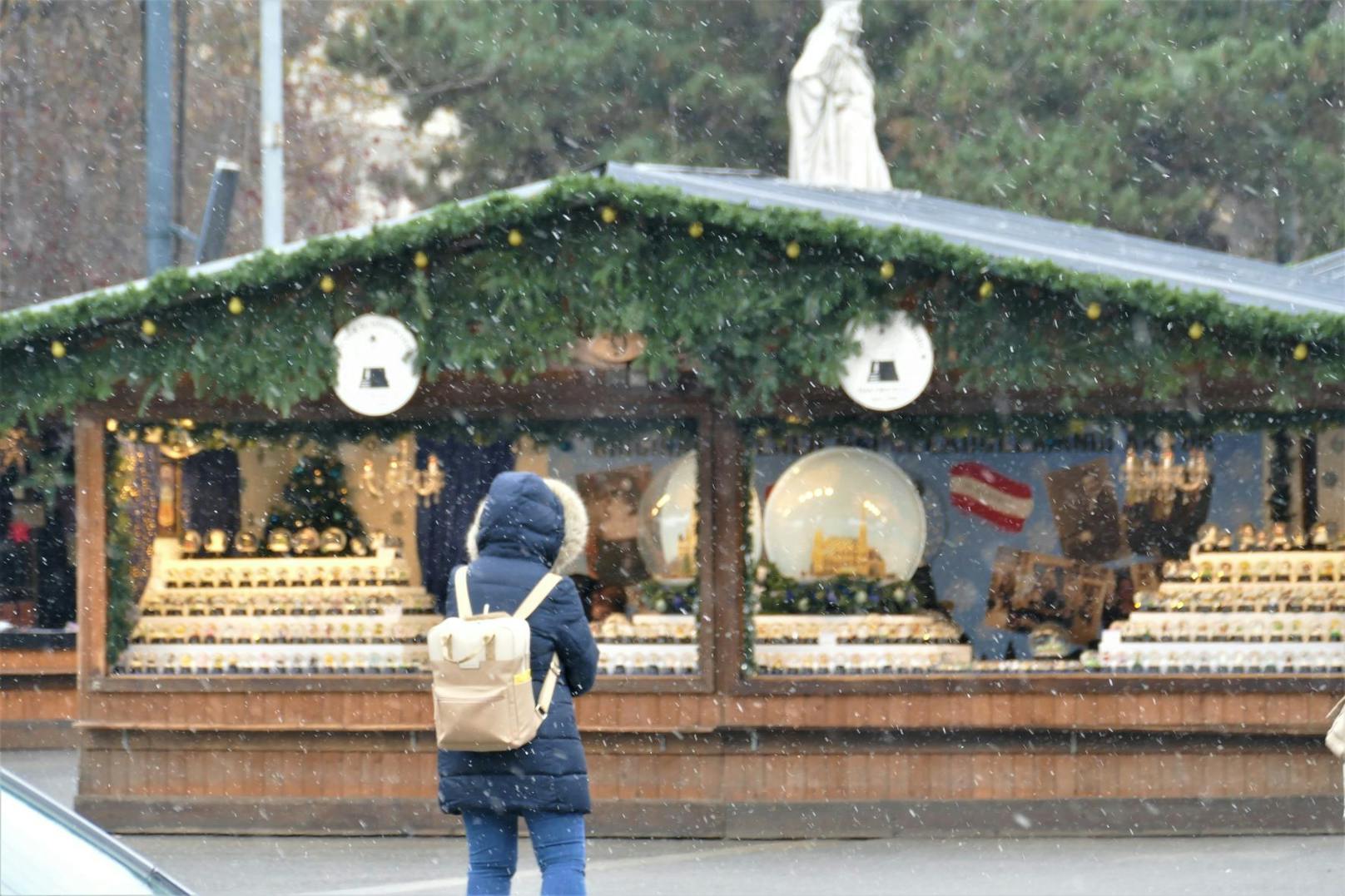 Weihnachtliche Stimmung bei leichtem Schneefall am Wiener Christkindlmarkt, 2. Dezember 2022.