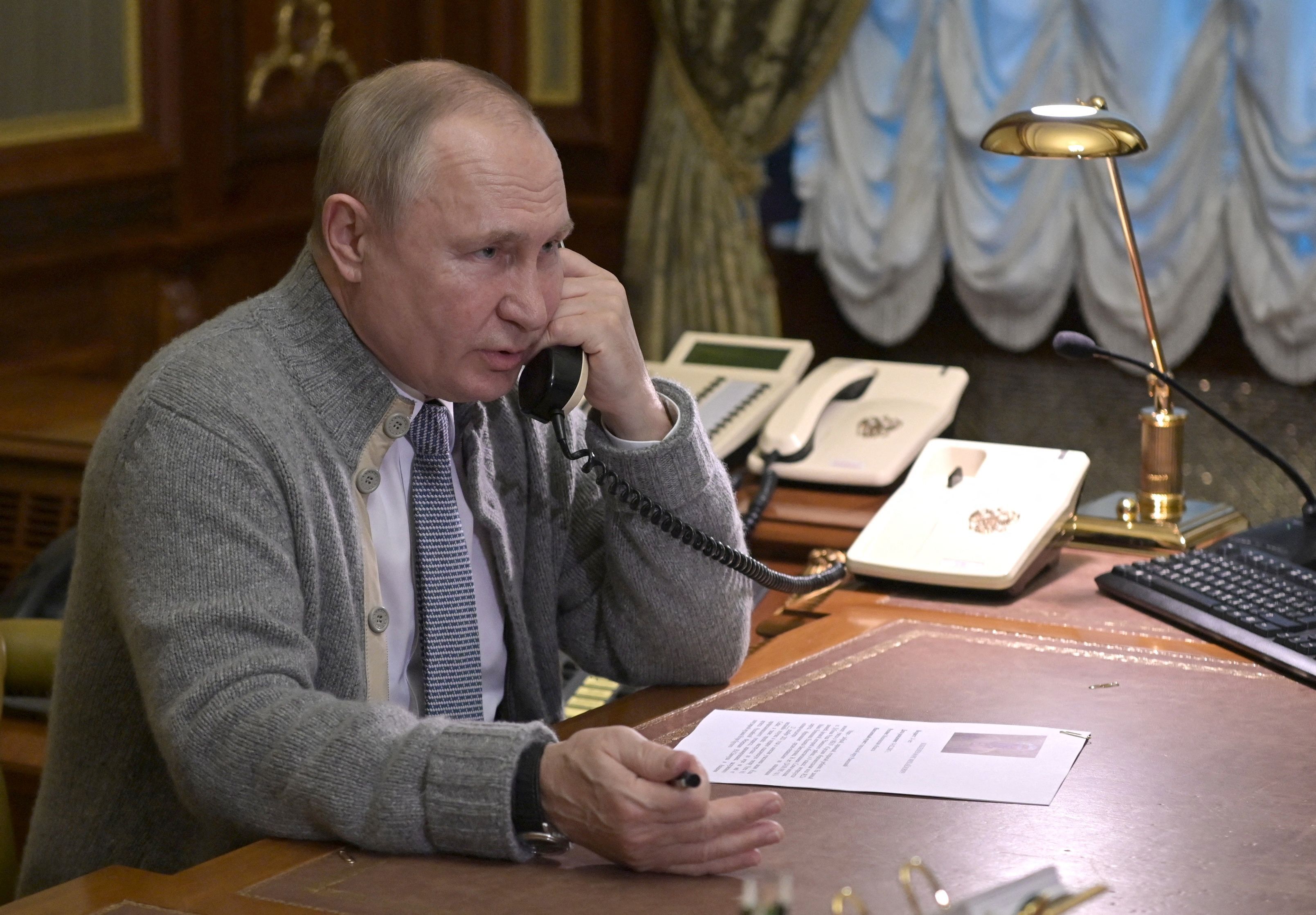 Download von www.picturedesk.com am 02.12.2022 (13:38).  Russia's President Vladimir Putin speaks on the phone with participants of "The Christmas Tree Wishes" campaign in Strelna, outside St. Petersburg, on December 27, 2021. - The goal of the campaign is to make the New Year's dreams of orphans, children from low-income families, and disabled kids come true. (Photo by Aleksey Nikolskyi / SPUTNIK / AFP) - 20211227_PD1927 - Rechteinfo: Rights Managed (RM) Nur für redaktionelle Nutzung! Werbliche Nutzung erfordert Freigabe: bitte schicken Sie uns eine Anfrage.