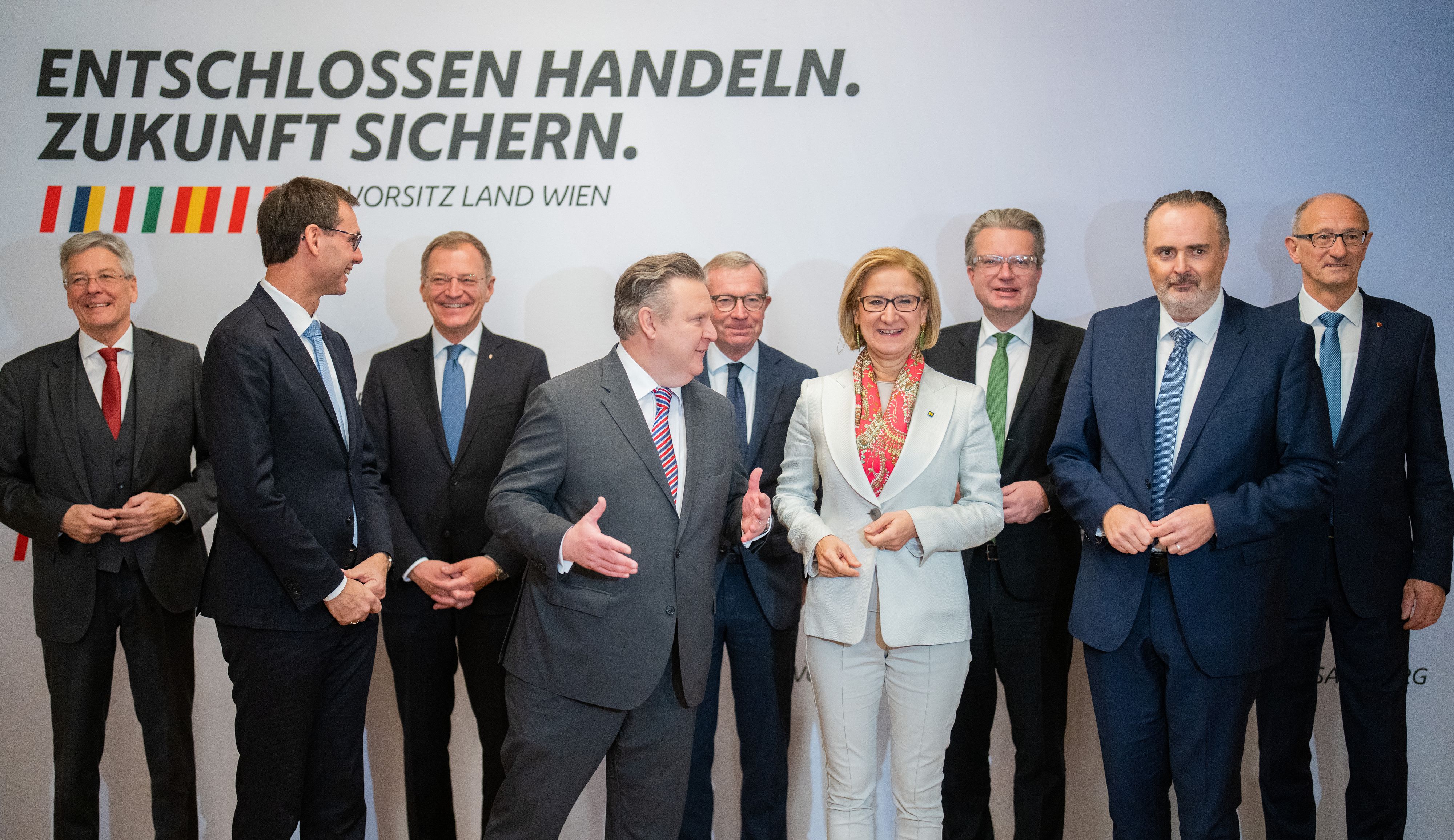 Download von www.picturedesk.com am 02.12.2022 (14:02).  ABD0008_20221202 - WIEN - ÖSTERREICH: vlnr.: LH Peter Kaiser (SPÖ), LH Markus Wallner (ÖVP), LH Thomas Stelzer (ÖVP), LH Michael Ludwig (SPÖ), LH Wilfried Haslauer (ÖVP), LH Johanna Mikl-Leitner (ÖVP), LH Christopher Drexler (ÖVP), LH Hans Peter Doskozil (SPÖ) und LH Anton Mattle (ÖVP) am Freitag, 02. Dezember 2022, im Rahmen einer Landeshauptleute-Konferenz in Wien. - FOTO: APA/GEORG HOCHMUTH - 20221202_PD1865 - Rechteinfo: Rights Managed (RM)