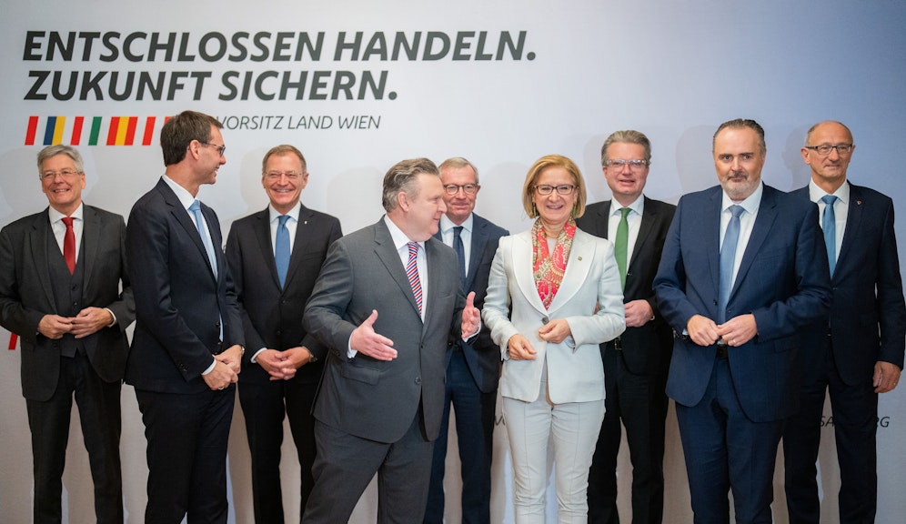 Gruppenbild mit Dame: Die acht Landeshauptmänner und Johanna Mikl-Leitner am 2. Dezember in Wien.