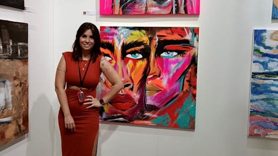 Die 33-jährige Daniela Z. steht für moderne Kunst in knalligen Farben und großen Rahmen.