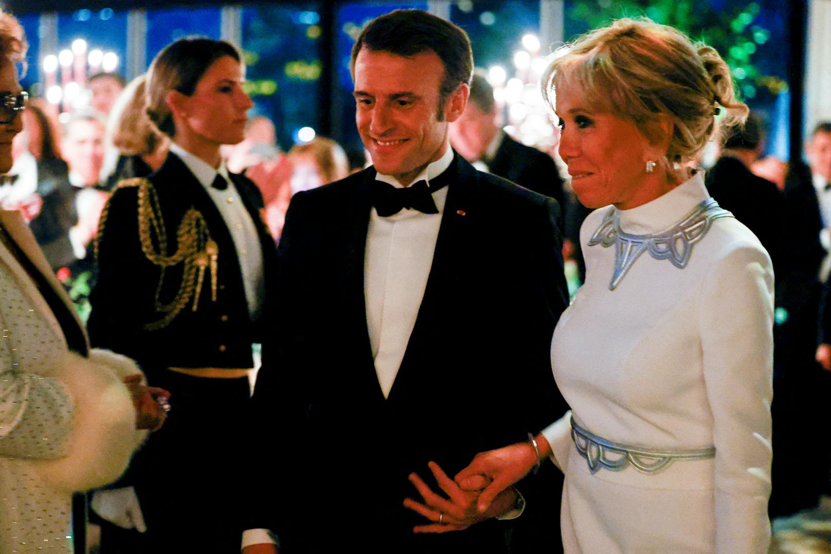 Im Anschluss folgte ein Staatsbankett, an dem auch die Ehefrauen der beiden Präsidenten, Jill Biden und Brigitte Macron, teilnahmen.