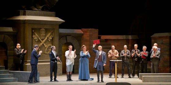 Der Opernsänger Erwin Schrott wurde nach der Tosca-Vorstellung zum "Kammersänger" geadelt.&nbsp;