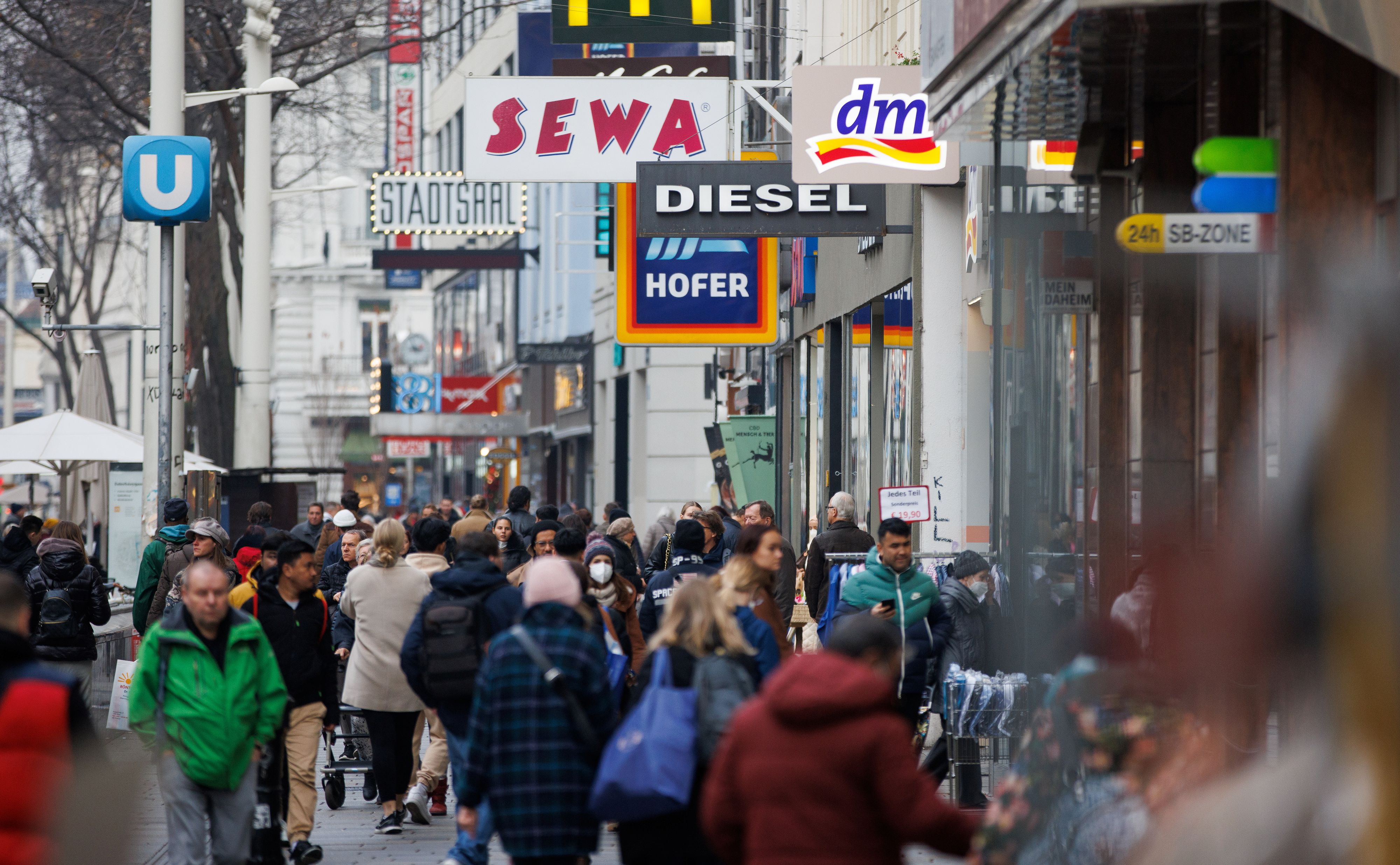 Winterzeit und Weihnachtszeit: Die Coronazahlen in Österreich steigen nun verstärkt wieder an.