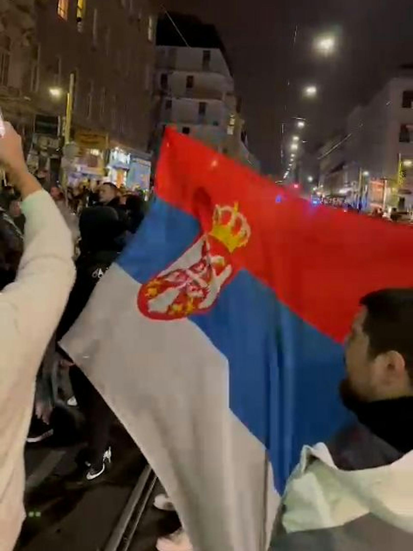 Die Serben skandieren nationalistische Parolen und rufen zum Mord von Albanern auf. 