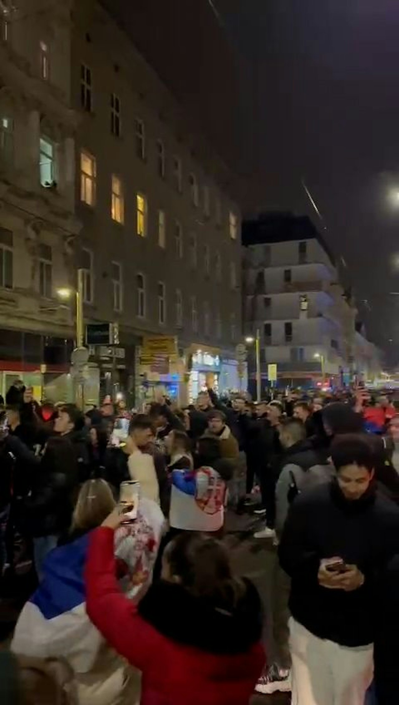 Heute.at - Aufrufe zu Massenmord! Serben-Eklat mitten in Wien