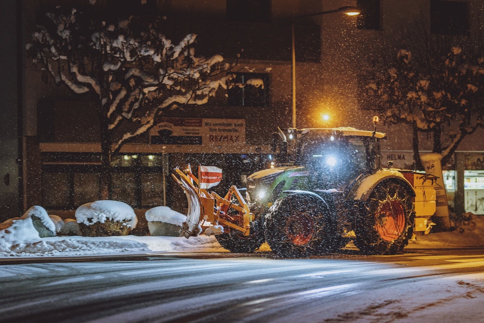 Tagsüber ist es zwar warm, doch in den Nächten schaufelt das Wetter mächtig Schnee nach Österreich.