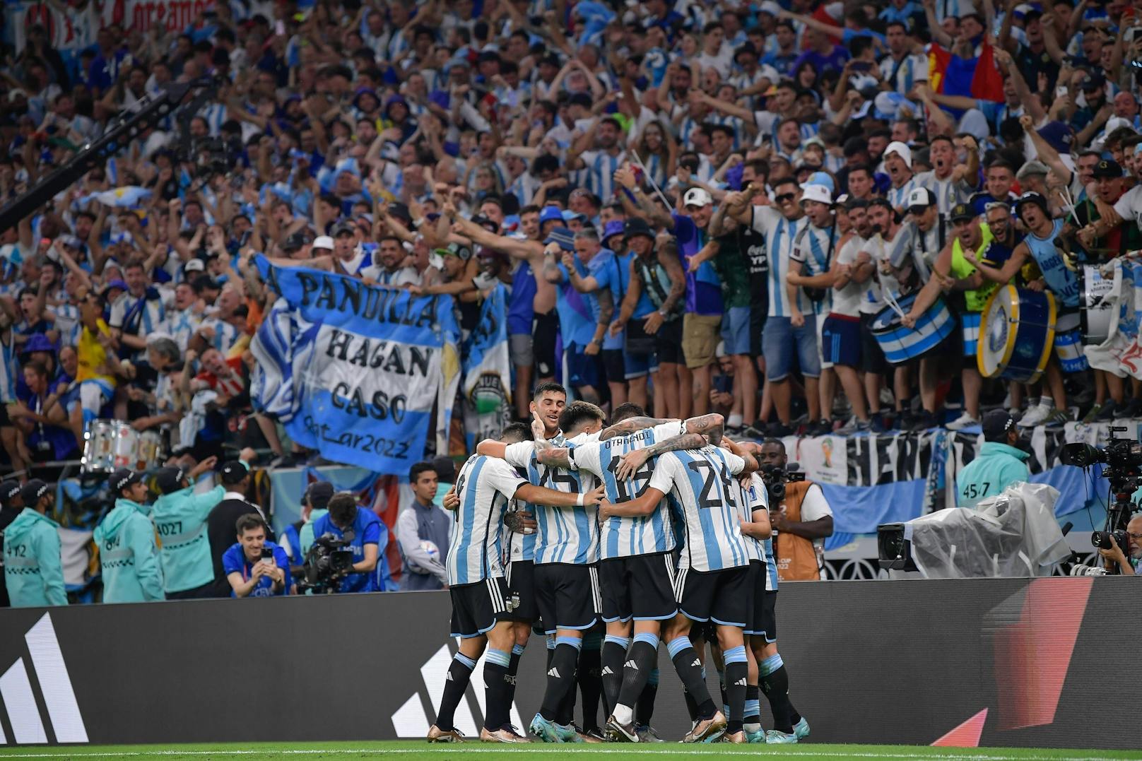 Argentinien jubelt über den Einzug ins Viertelfinale.