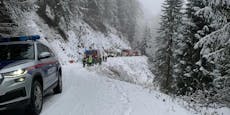 Pkw-Lenkerin (70) crasht im Schnee und hat keine Chance
