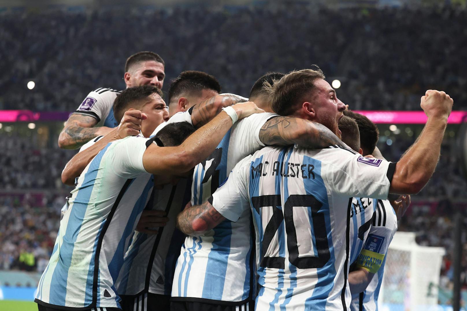 Die Argentinien-Kicker fixieren durch den Sieg den Aufstieg ins WM-Viertelfinale, treffen dort auf die Niederlande.