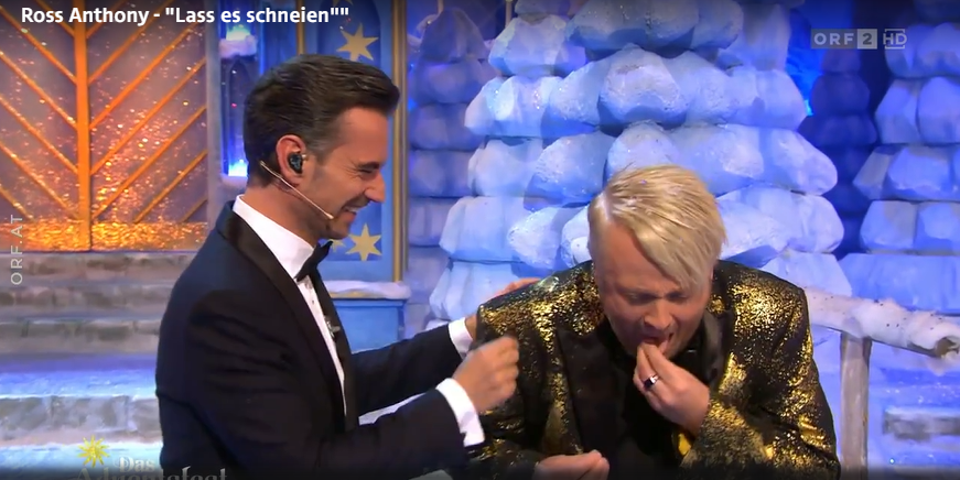 Ein Malheur auf der Bühne: Ross Anthony isst Schnee. 