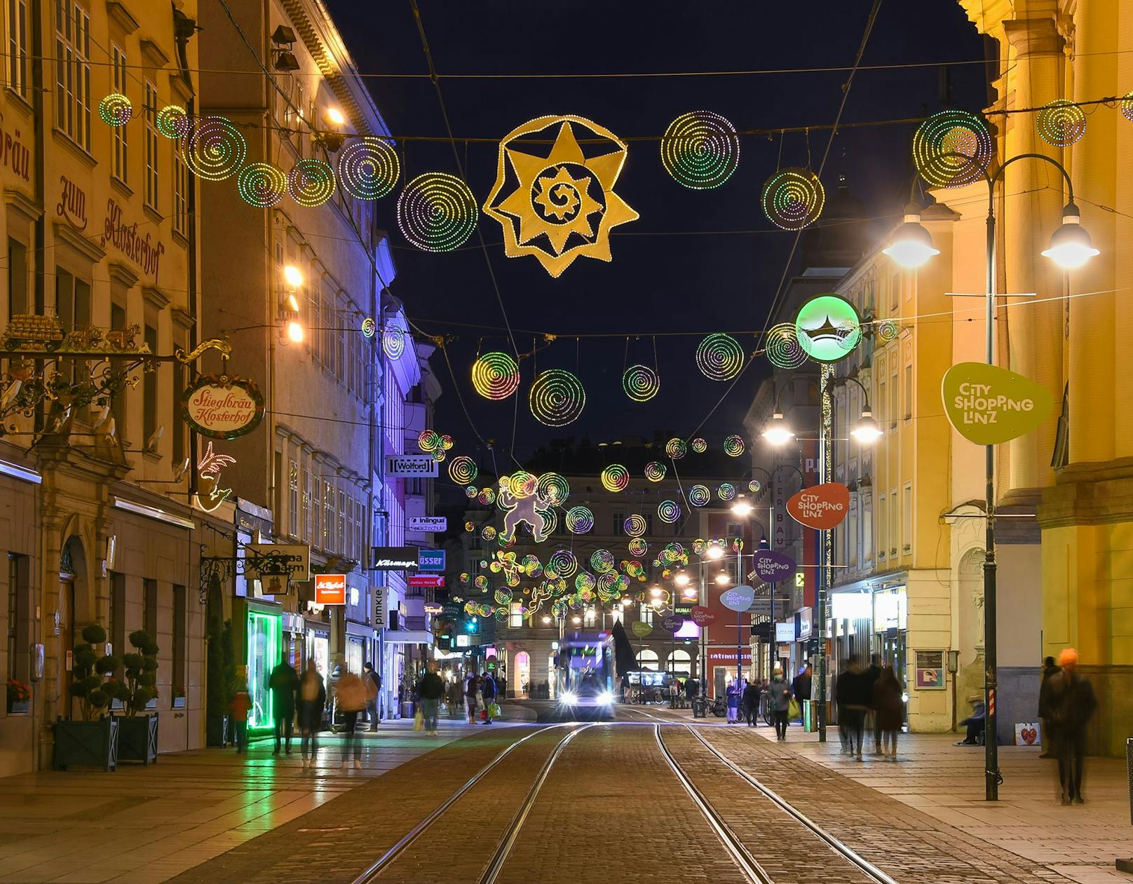 Es werde Licht: Weihnachtsbeleuchtung – wie hier auf der Linzer Landstraße – fördert den Handel, wie eine neue Analyse zeigt.&nbsp;