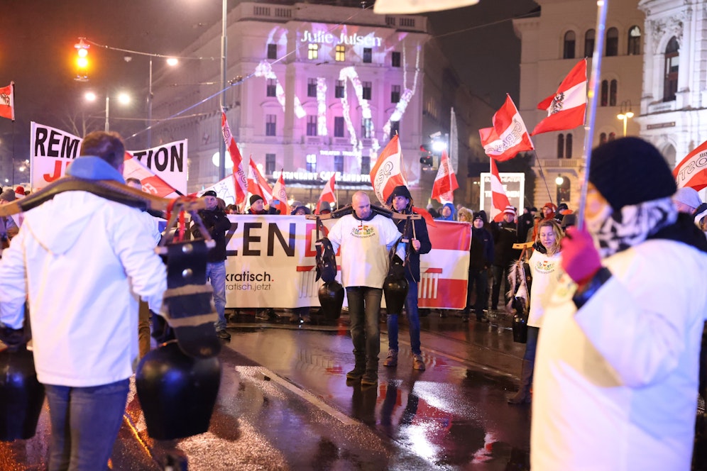 Die Demonstranten machten mit Kuhglocken auf sich aufmerksam.&nbsp;