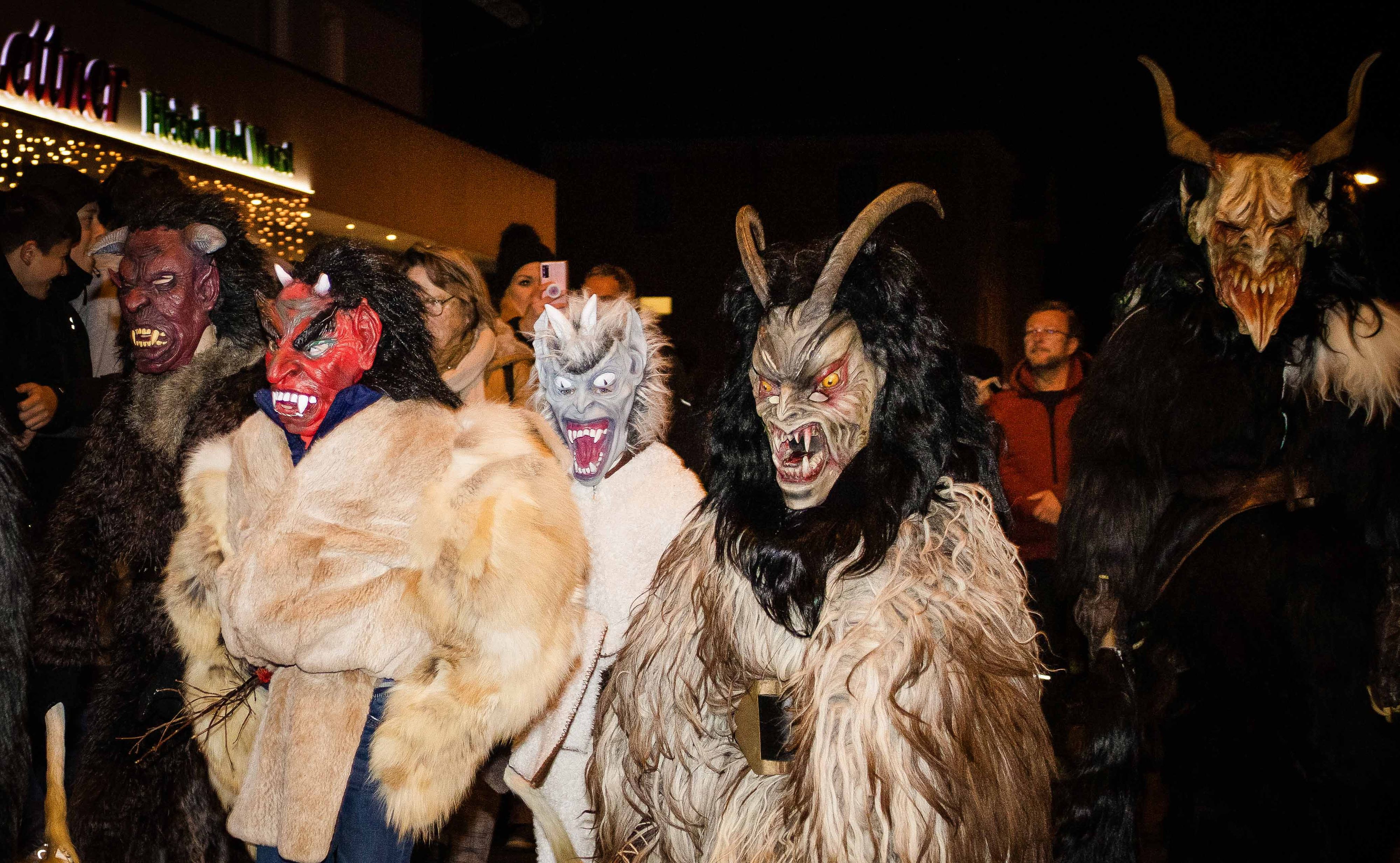 Bei einem Krampuslauf in Villach flogen die Fetzen.
