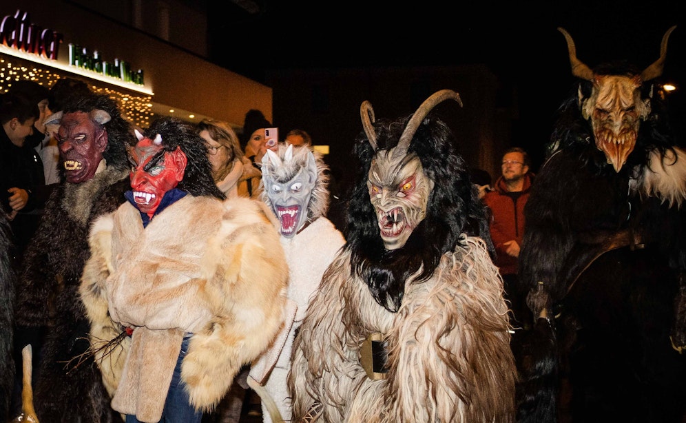 Bei einem Krampuslauf in Villach flogen die Fetzen.
