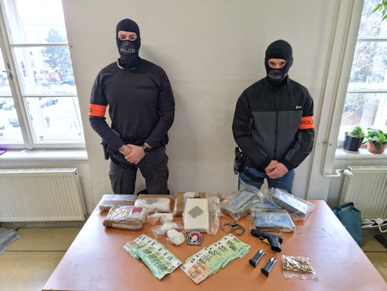 Die Polizei stellte Bargeld, Drogen und eine Waffe sicher.