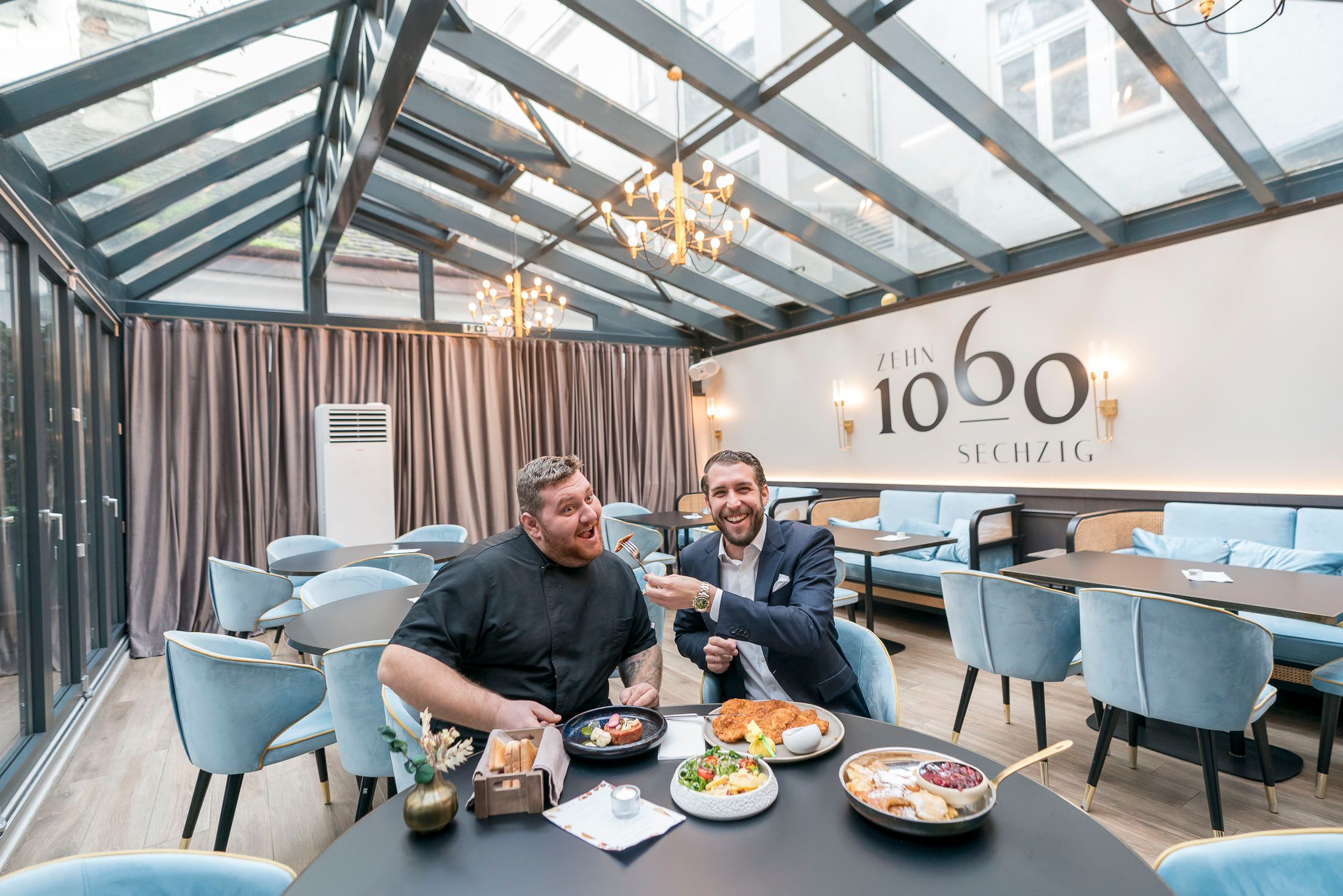 Haubenkoch Lukas Pototschnig wird von Betreiber Lukas Hammerl (re.) mit seinem selbst gebackenen Wiener Schnitzel gefüttert – schmeckt offenbar sehr gut!