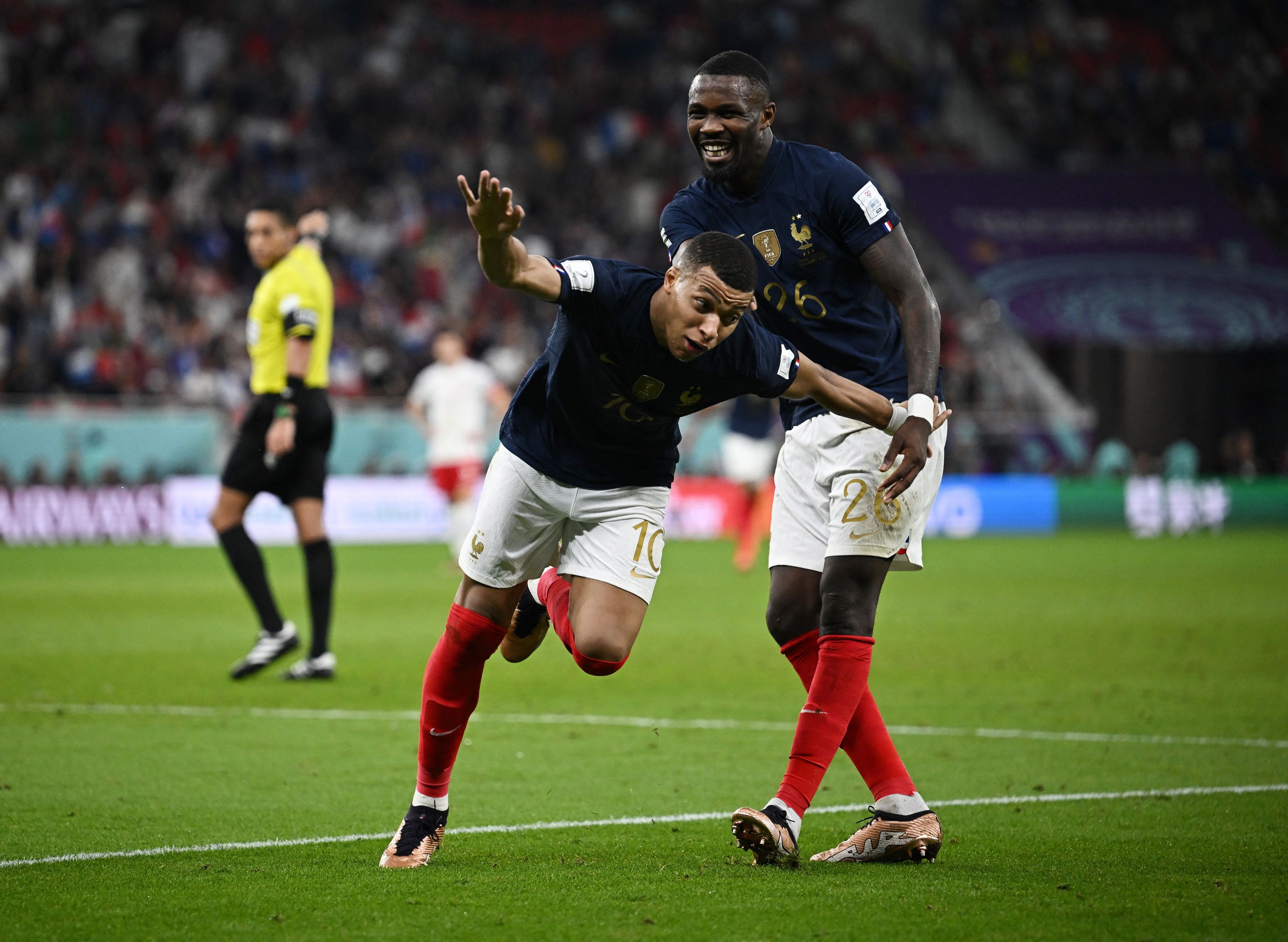 Kylian Mbappe jubelt über den Doppelpack gegen Polen.